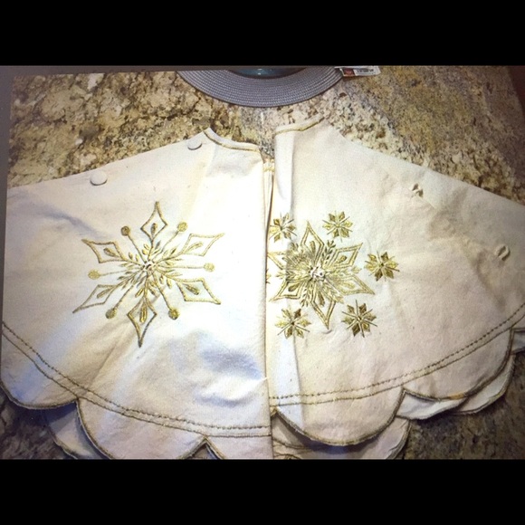 GORGEOUS! GOLD EMBROIDER CHRISTMAS TREE SKIRT NEW! - Picture 4 of 6